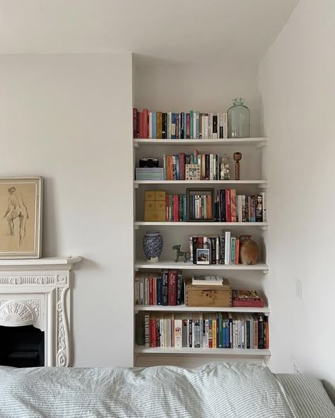 White Bookshelf Aesthetic, Minimalist Bookshelf, Small Bookshelves, White Shelves, Future Apartment, Apartment Inspiration, Book Shelf, White Interior, My New Room