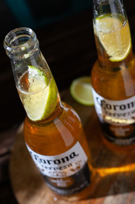 Fotografía de bodegön con dos botellas de cerveza corona con limas cortadas encima una tabla de madera. #coronacerveza #lima #beveragephotography #beer #sunlight #sarahshootsfood #fotografíagastronómica Alcohol Bottle Decorations, Whiskey Recipes, Cute Horse Pictures, Alcohol Party, Alcohol Aesthetic, Alcohol Bottles, Pretty Drinks, Driving Photography, Monster Energy