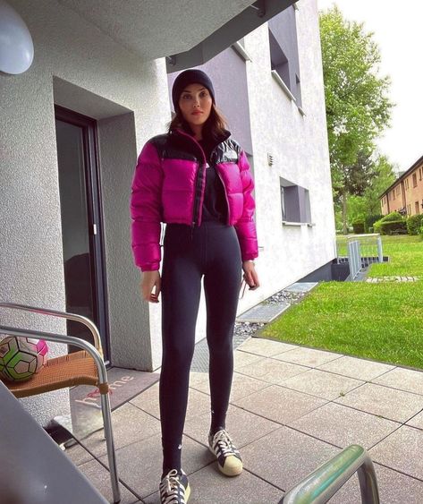 Cute Puffer Jacket Outfits, Cute Puffer Jacket, Puffer Jacket Outfits, Doudoune The North Face, Pink Puffer Jacket, Girls Winter Jackets, Crop Top And Leggings, Puffy Coat, Puffer Jacket Women