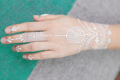 White Henna Simple, Henna Bts, Alia Mehndi, Tato Grunge, Henna Stickers, Henna Diy, Tattoos On Dark Skin, White Henna Tattoo, White Henna Designs