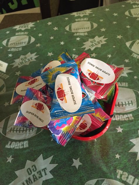 Super Bowl Rings aka ring pops #football party Football Team Snacks, Happy Birthday Football, Football Candy, Football Rings, Team Snacks, Ring Pops, Birthday Football, Super Bowl Rings, Banquet Ideas