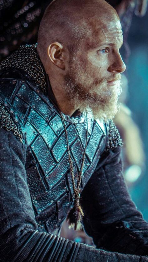 Bjorn Vikings, Bjorn Ironside, Sons Of Ragnar, Norse Culture, Larp Ideas, Vikings Show, Bald Men Style, Vikings Tv Show, Daemon Targaryen