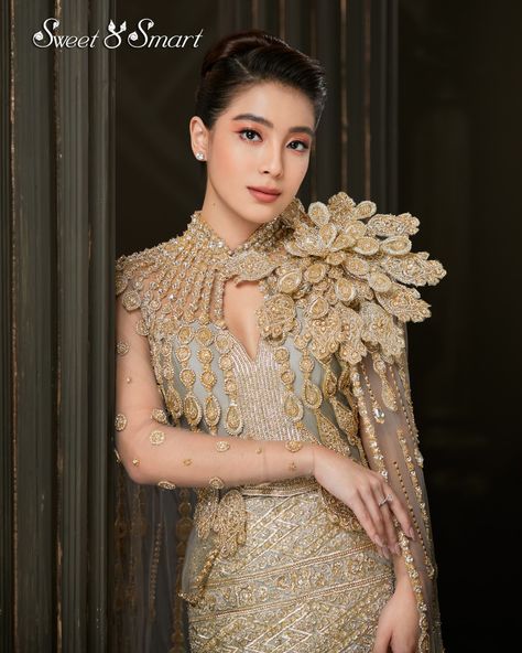 2022-23Bridal Collections ''The Power Of Bride'' #GreyGold#Myanmar#Fashion#Bride#HauteCouture#Design#Designer#myanmrdesign#aisa#creation# Myanmar Fashion, Split Prom Dresses, Fashion Bride, Burmese Clothing, Kebaya Dress, White Lace Wedding Dress, Traditional Dresses Designs, Myanmar Traditional Dress, Myanmar Dress Design