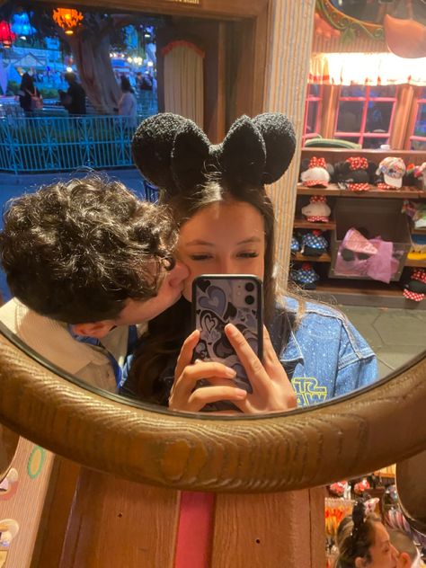 Cute Couple Pics Disney, Disney Couple Goals, Couples Disney Pictures Ideas, Couple Pics At Disney World, Disney Trip With Boyfriend, Disney Boyfriend Pictures, Disney Date Aesthetic, Cute Couple Disney Pictures, Disney Aesthetic Couple