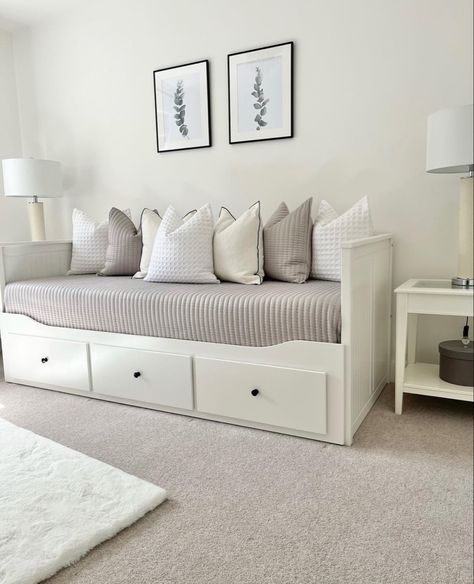 Hemnes Daybed, Ikea Hemnes Bed, Ikea Daybed, Spare Room Office, Spare Bedroom Office, White Daybed, Guest Bedroom Home Office, Dream Home Ideas, Daybed Room