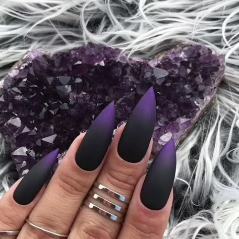 Ongles Goth, Vampy Nails, Gothic Wardrobe, Nail Art Halloween, Unghie Sfumate, Matte Nail Art, Nagellack Trends, Stiletto Nail Art, Matte Nail