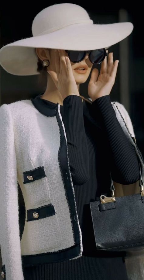 Chanel Outfit Classy Chic, Derby Outfits, Womens Suits Business, Chanel Couture, Elegant Hats, Woman Suit Fashion, Fashion Attire, Black White Fashion, French Girl