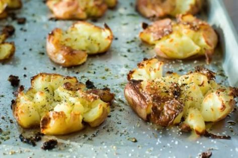 This adaptation of Pioneer Woman's smashed potatoes are one of the biggest hits with my family and friends. This recipe adds chopped garlic and olive oil on top. Crash Potatoes, Crash Hot Potatoes, Baked Potatoes In The Oven, Potatoes In The Oven, Herbed Potatoes, Creamy Carrot Soup, Potatoes Baked, Parmesan Potatoes, Pioneer Woman Recipes