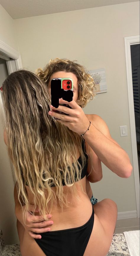 Inappropriate Couple Picture Ideas, Couples Bathroom Photoshoot, Hot Bathroom Mirror Selfie Couple, Couple Showers Bathroom, Bathroom Couples Pic, Couple Shower Picture Ideas, Pool Pictures With Boyfriend, Couple Mirror Selfie Ideas Spicy, Spicy Mirror Pics With Boyfriend