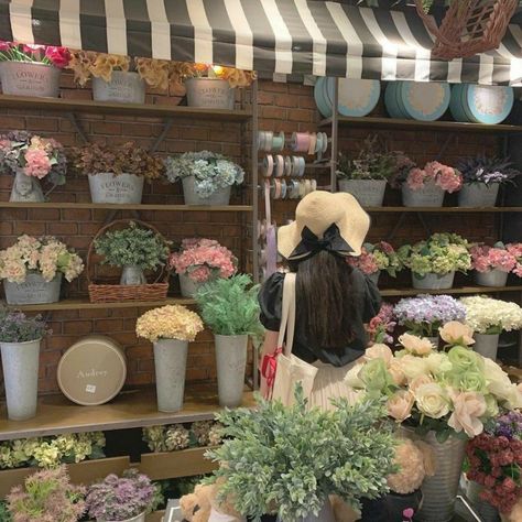 Spring Aesthetic Korea, Korea Icons Aesthetic, Florist Aesthetic Outfits, Korea Vibes Aesthetic, Daily Life Aesthetic, Florist Aesthetic, Handsome Aesthetic, Spring Icons, Traveling Couple