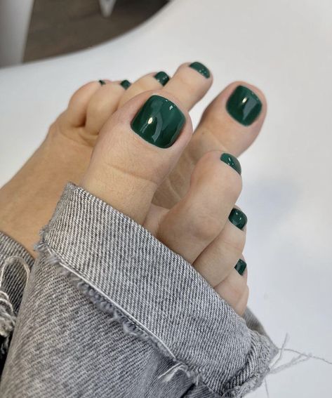 Trendy Toenails, 2023 Pedicure Trends, Green Pedicure, Pedicure Styles, Pedicure Trends, Winter Pedicure, Green Toe Nails, French Toe Nails, Perfect Pedicure