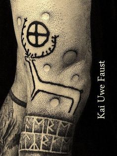 Nordic Tattoos, Runes Tattoo, Rabe Tattoo, Norse Mythology Tattoo, Scandinavian Tattoo, Arte Viking, Symbole Viking, Rune Tattoo, Deer Tattoo