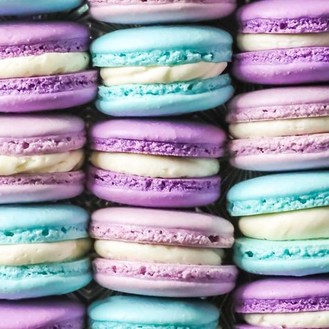 French Macaron Recipe, Red Velvet Macarons, French Macaroon Recipes, Sugar Spun Run, French Macarons Recipe, Chocolate Macaron, How To Make Macarons, Colorful Desserts, French Macaron