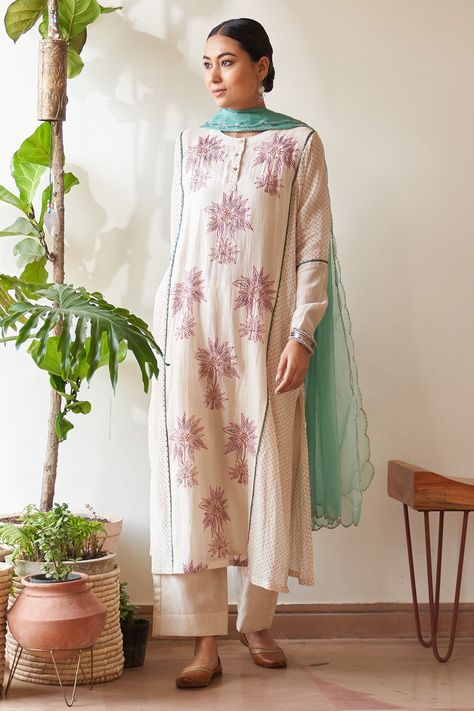 Panel Cut Kurti, Long Kurtas, Kurta Pants, Placement Embroidery, Chanderi Dupatta, Kurta Patterns, A Line Kurta, Embroidered Border, Indian Suits