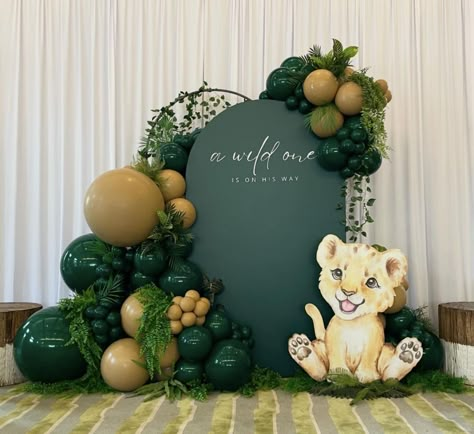 Dinosaur Balloon Backdrop, Jungle Theme Balloon Decoration, Safari Balloon Bouquet, Lion King Balloon Garland, Green Balloon Backdrop, Monkey Baby Shower Ideas, Diy Jungle Theme Decorations, Lion King Balloons, Lion King Baby Shower Ideas