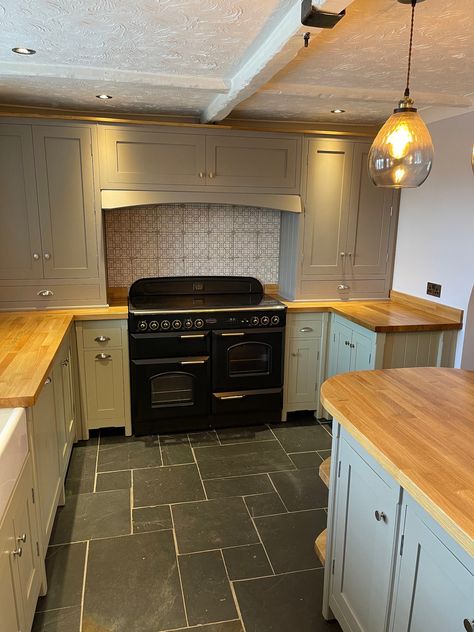 Our full kitchens are handmade in King's Lynn, Norfolk. The service includes design & planning, measuring, fitting, or supply & delivery. The units are fully custom-made to ensure optimal space utilisation and are built from solid timber for durability. There are different styles to choose from, and they can be spray-finished in any colour. Overall, the kitchens are designed to be durable, customisable, and aesthetically pleasing. Item Includes  Complete full kitchen - Please get in contact to d Small Open Plan Kitchen Ideas, Square Kitchen Diner Layout, Oak Worktop Kitchen, Kitchen Wooden Worktop, Cream Shaker Kitchen, Small Kitchen Diner, Small Country Kitchens, Tiny Cottage Kitchen, Small Open Plan Kitchens