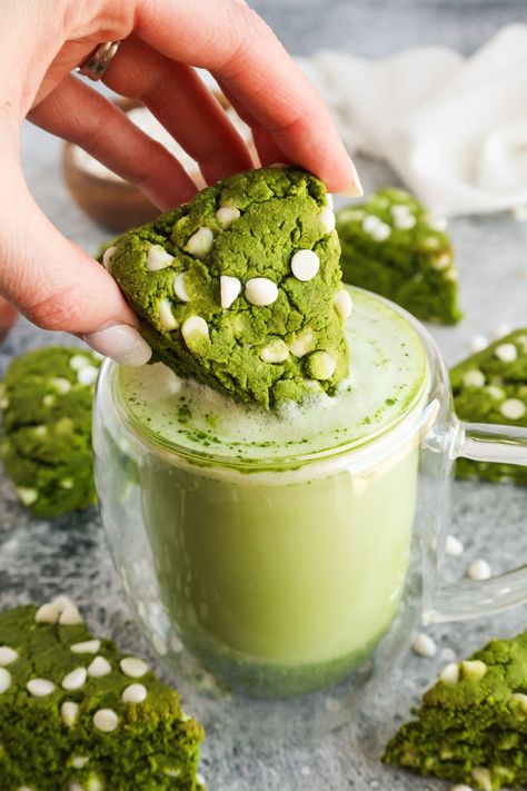 White Chocolate Chip Matcha Scones - Colorful Superfoodie Matcha Scones, Matcha Food, White Chocolate Scones, Matcha Chia Pudding, Matcha White Chocolate, Matcha Mint, Morning Matcha, Chocolate Scones, White Chocolate Chip