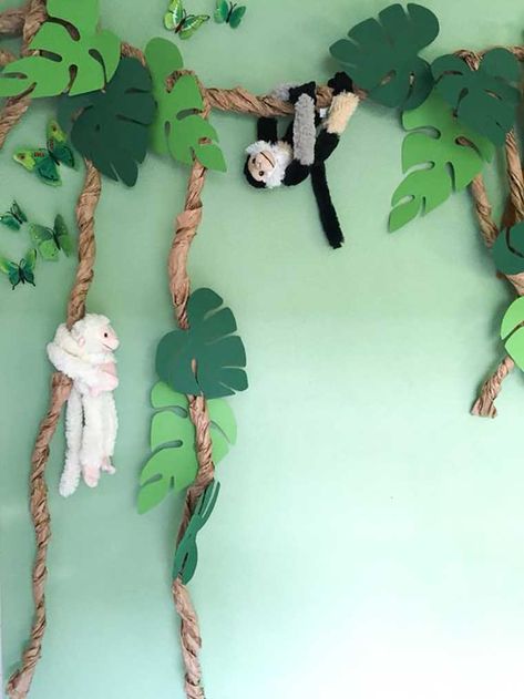 Jungle kinderkamer | Allemaal toffe tips, ideeën en voorbeelden voor een junglekamer Decoration Creche, Jungle Theme Classroom, Jungle Decorations, Deco Jungle, Jungle Theme Birthday, Jungle Birthday Party, Jungle Room, Fiesta Tropical, Safari Birthday Party