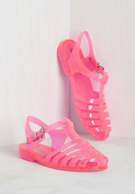 Vintage Sandals, Shoes Hack, Plastic Shoes, Latest Shoe Trends, Pink Plastic, Retro Jewelry, Jelly Shoes, Jelly Sandals, Crazy Shoes