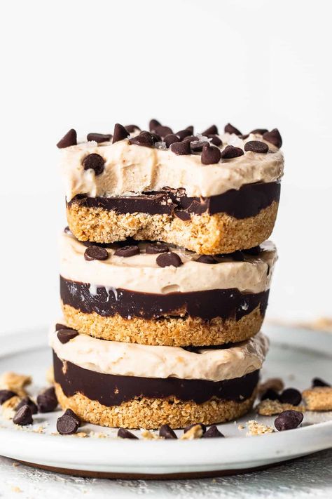 Chocolate Cheesecake Cups, Cottage Cheesecake, Cottage Cheese Cheesecake, Peanut Butter Chocolate Cheesecake, Blended Cottage Cheese, Cottage Cheese Desserts, Chocolate Peanut Butter Cheesecake, Protein Cheesecake, Fit Foodie Finds