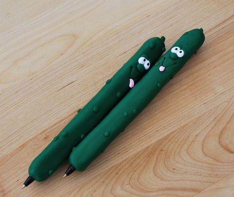 pinterest polymer clay pen | Polymer Clay Pickle Pen | Create - Seasonal Crafts To Do Clay Pickle, Clay Pens, Polymer Charms, Polymer Clay Pens, Summer Arts And Crafts, Clay Pen, Pen Diy, Clay Clay, Clay Crafts Air Dry