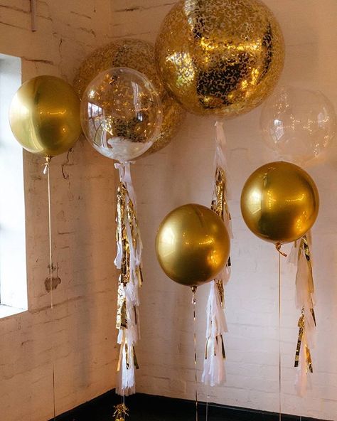 Metallic romance  Featuring our solid gold orbs balloons, giant confetti and tassle balloons, and a feather stuffed bubbles with tassles Tassle Balloons, Graduation Desserts, Celebration Balloons, Grad Party Decorations, Gold Wedding Theme, Giant Balloons, Golden Birthday, Gold Balloons, Gold Party