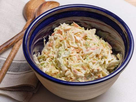 Creamy Coleslaw Recipe, Vinegar Coleslaw, Homemade Coleslaw, Creamy Coleslaw, Summer Side Dishes, Ideas Food, Coleslaw Recipe, Party Recipes, Picnic Foods