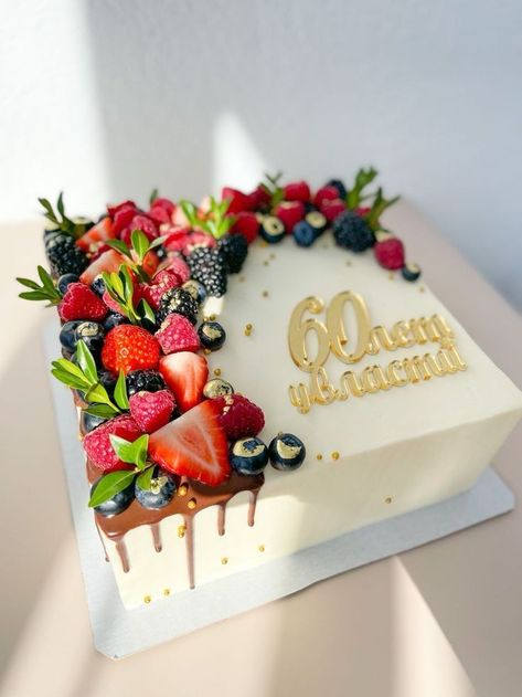 Squared Birthday Cakes, Sheet Cake With Fruit On Top, Fruit Cake Decoration Birthday, Birthday Cake Square Ideas, Strawberry Square Cake, Square Cake Decorating, Square Cake Design Birthdays, Square Cake Decorating Ideas, Fruit Decorated Cake