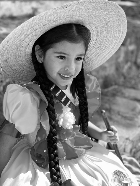 Adelita! Revolucion mexicana! Traje tipico mexicano Traditional Mexican Dress For Kids, Mexican Dresses For Kids, Traditional Mexican Dress, Ballet Folklorico, Mexican Outfit, Mexican Girl, Mexican Dresses, Future Kids, Baby Pictures