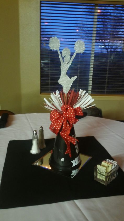 Cheer Banquet Ideas Table Centerpieces, Cheer Banquet Ideas, Banquet Outfits, Sports Banquet Centerpieces, Cheer Decor, Cheer Decorations, Athletic Banquet, Baseball Banquet, Banquet Outfit