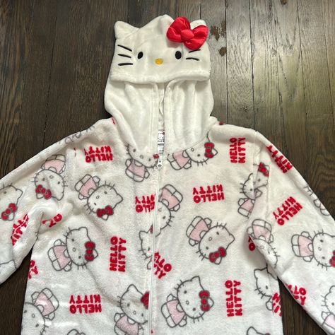 61” From Bottom Of Hood To Bottom. 20” Pit To Pit. Zipper Closure. 100% Polyester. Smoke/Pet-Free Home. Quick Ship Hello Kitty Onesie, Hello Kitty Pjs, Kuromi Clothes, Tips For Dry Hair, Hello Kitty Store, Short Box, Kawaii Hoodies, Short Box Braids Hairstyles, Kitty Clothes