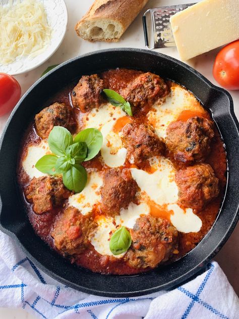 Easy Meatball and Mozzarella Skillet Mozerella Recipes, Moist Meatballs, Dinner Board, Easy Meatball, Mozzarella Pasta, Crock Pot Meatballs, Marinara Sauce Homemade, Meatballs Easy, Beef Meatballs