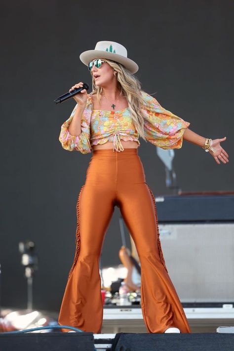 Lainey Wilson Bell Bottoms, Lainey Wilson Fashion, Hillbilly Hippie Style, Orange Cowgirl Outfit, Lainey Wilson Costume, 70s Cowgirl Outfit, Western 70s Fashion, Lainey Wilson Inspired Outfits, Laney Wilson Concert Outfit