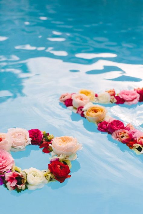 What a cool idea for a wedding or event near a closed in body of water like a reflecting pool.  You could do XOXO or maybe initials or if you were able to anchor them down you could spell something out like LOVE! Diy Flower Projects, Backyard Wedding Decorations, Floating Flower, Pool Wedding, Diy Flores, Fleurs Diy, Floating Flowers, Pool Decor, Flower Diy