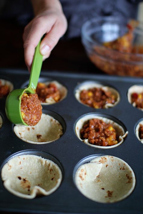 Mexican Pizza Bites - Tortillas, lean ground meat, salsa, taco seasoning packet, refried beans, top with cheese/sour cream. 425 for 12-15 mins. Card game snack! Mini Mexican Pizza, Mexican Pizzas, Mexican Pizza, Think Food, Snacks Für Party, Food Blogs, Muffin Tin, Refried Beans, Deviled Eggs