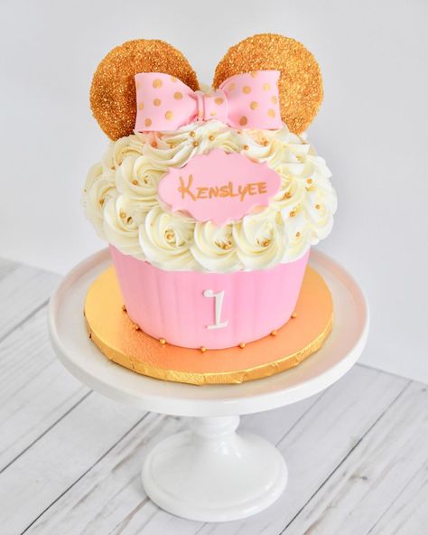 Small Minnie Mouse Cake, Minnie Mouse Smash Cake 1st Birthdays, Minnie Mouse Smash Cake, 12th Birthday Cake, Minnie Mouse Birthday Party Decorations, Movie Cakes, Queen Cakes, 1st Birthday Party For Girls, Minnie Mouse 1st Birthday