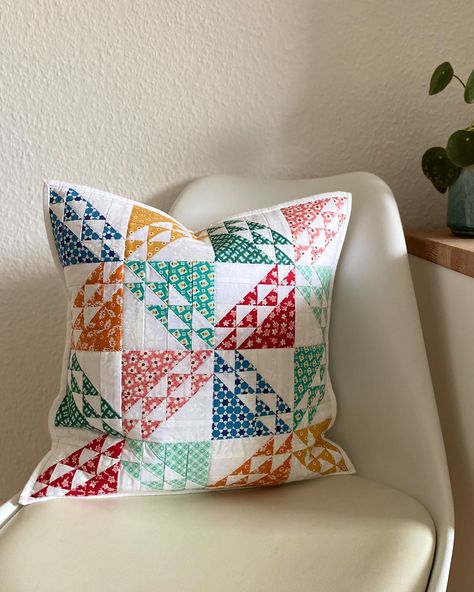 Quilt Throw Pillow, Spring Quilt Patterns, Scandinavian Quilts, Quilted Cushions, Quilt Pillows, Pillow Quilt, Quilted Pillows, Small Quilt Projects, Quilted Cushion