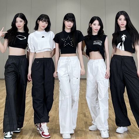 Le Sserafim Outfits Casual, Kpop Dance Practice Outfits, Full Black Outfit, Dance Class Outfit, Outfit Recommendations, Outfit Dance, Dance Style Outfits, Plant Styling, Dance Outfits Practice