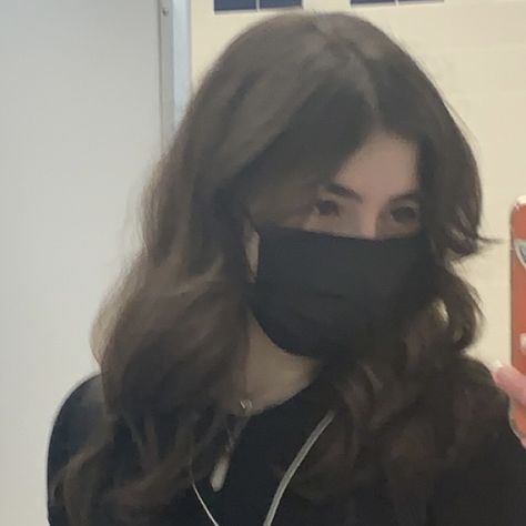 Brown Haired Girl Aesthetic, Skater Girl Hair, Selfie Profile Picture, Brown Hair Girl Aesthetic, Bruh Girl Aesthetic, Skater Girl Hairstyles, Bleach Brown Hair, Brown Hair Selfie, Aesthetic Skater Girl