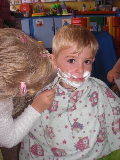 Ook de jongens kunnen terecht in de kapsalon. Scheren (met een ijslollystokje)! Dramatic Play Centers Preschool, Kids Hair Salon, Dramatic Play Themes, Community Helpers Theme, People Who Help Us, Dramatic Play Preschool, Dramatic Play Area, Preschool Centers, Dramatic Play Centers