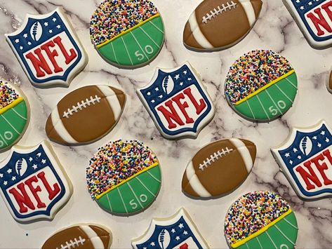 Nfl Cookies Decorated, Chicago Bears Cookies, Super Bowl Deserts, Football Cookies Decorated, Nfl Cookies, Super Bowl Cookies, Football Theme Birthday, Sports Cookies, Football Cookies