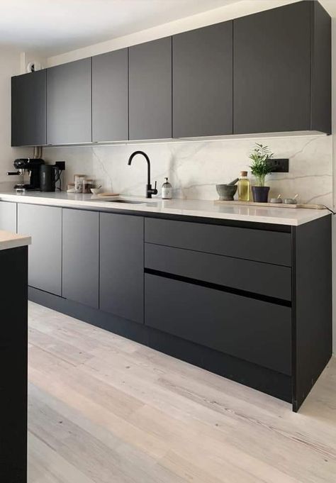 Grey Appliances Kitchen, Black Kitchen White Countertops, Dark Grey Kitchen Cabinets Modern, Dark Grey Modern Kitchen, Antracit Kitchen, Modern Kitchen Colour Combination, Grey Modern Kitchen, Modern Kitchen Colours, Dark Grey Kitchen Cabinets