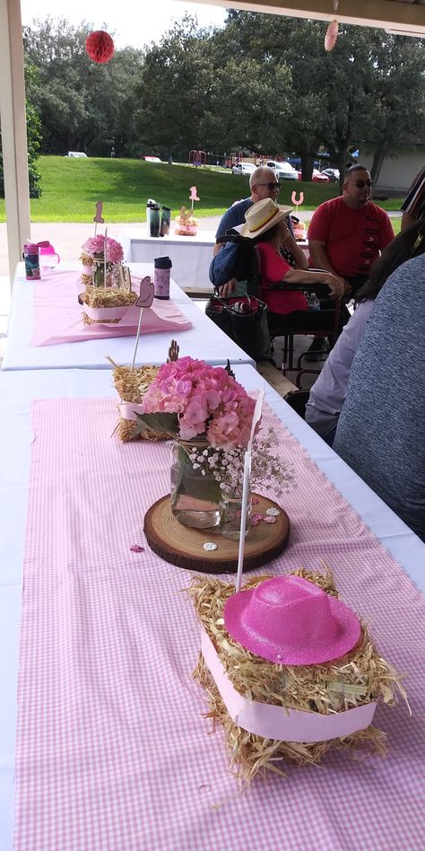 Western Graduation, Quinceanera Centerpieces, Open House Parties, Cowboy Theme Party, Cowgirl Baby Showers, Pink Centerpieces, Ideas Fiesta, Horse Birthday Parties, Ideas Cumpleaños