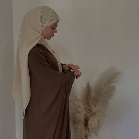 Modesty is key💖👗 Modest Outfits Muslim, Niqab Fashion, Modern Hijab Fashion, Jersey Hijab, Modest Fashion Hijab, Hijab Style Casual, Hijabi Fashion Casual, Muslim Women Fashion, Mode Abaya