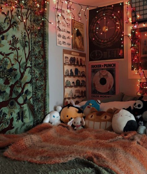 Ghibli Core Bedroom, Bedroom With Plushies, Green Tapestry Bedroom, Ghibli Core Room, Fairy Grunge Room Ideas, Tapestry Room Aesthetic, Gay Room Aesthetic, Fairy Grunge Bedroom, Fairy Grunge Room