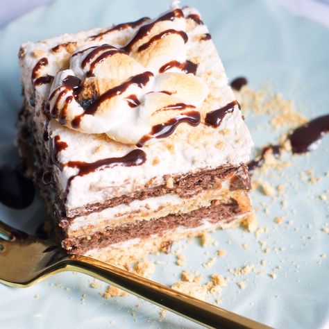 Vegan S'mores Icebox Cake Vegan Smores, Peanut Butter Lasagna, Ice Box Cake, Retro Desserts, Icebox Cake Recipes, Vegan Marshmallows, Frozen Dessert Recipe, Chocolate Graham Crackers, Food Contest