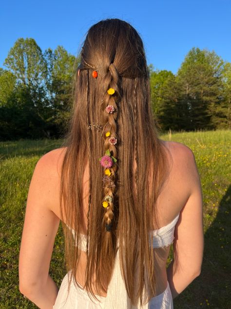 Rapunzel Themed Hairstyle, Rapunzel Costume Hair Ideas, Flowers In Hair Braid, Repunzal Hairstyles, Flowers Braided Into Hair, Rapunzel Hair Ideas, Cottage Core Hair Styles, Rapunzel Hair Aesthetic, Real Flowers In Hair