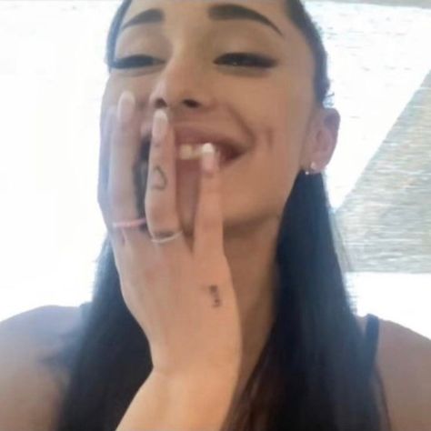 Ariana Grande Tattoo, Tiny Elephant, Ariana Grande Cute, Ariana Grande Photos, Ariana Grande Pictures, Ariana G, 1 Girl, Behind Ear Tattoo, Pretty Woman