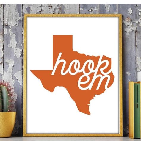 Minimal Fandom’s Instagram profile post: “Hook em. Gig em. Roll tide. Whether you like it or not, it’s time to head #backtoschool — and time to decorate some dorm rooms with your…” Texas Stamp, Hook Em Horns, College Colors, Football Wall Art, Inspirational Printables, Relief Printing, College Gifts, Alphabet Print, Minimalist Prints