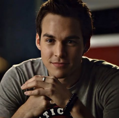 Tvd Kai, The Vampire Diaries Kai, Chris Wood Vampire Diaries, Kai Parker, Klaus And Caroline, Vampire Diaries Guys, Vampire Diaries Seasons, Vampire Diaries Funny, Men Kissing